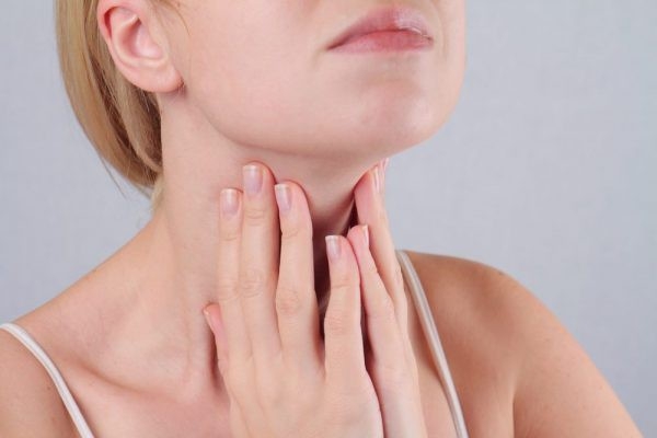 Có những biện pháp tự chăm sóc nào giúp giảm đau dây thần kinh cổ họng?
