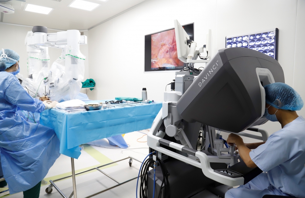 Mổ robot đem lại nhiều lợi ích cho bệnh nhân, bao gồm ít đau đớn hơn, thời gian mổ ngắn hơn, ít sẹo và phục hồi sau phẫu thuật nhanh hơn so với phương pháp phẫu thuật truyền thống.

