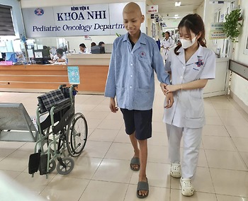 Nhờ bạn đọc hỗ trợ hơn 400 triệu đồng, cậu bé 15 tuổi ung thư xương tự tin vững bước đi lại trên đôi chân của chính mình