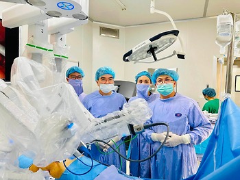 PHẪU THUẬT ROBOT HIỆN ĐẠI – BƯỚC TIẾN MỚI XÂM LẤN TỐI THIỂU ỨNG DỤNG VÀO ĐIỀU TRỊ UNG THƯ CỔ TỬ CUNG – NGƯỜI BỆNH PHỤC HỒI TỐT 1 NGÀY SAU MỔ