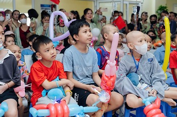 “TRUNG THU CHO EM” – THẮP SÁNG HY VỌNG, TRAO YÊU THƯƠNG ĐẾN VỚI NHỮNG CHIẾN BINH NHÍ BỆNH VIỆN K