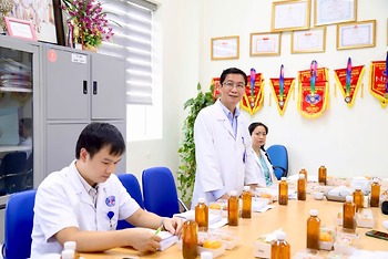 THÔNG BÁO: KHỞI ĐỘNG NGHIÊN CỨU THỬ NGHIỆM PHÁC ĐỒ THUỐC MỚI ĐIỀU TRỊ UNG THƯ TIẾN TRIỂN TẠI CHỖ KHÔNG THỂ PHẪU THUẬT HOẶC DI CĂN, CÓ THỤ THỂ HORMONE DƯƠNG TÍNH, HER2 ÂM TÍNH (HERTHENA-Breast04)