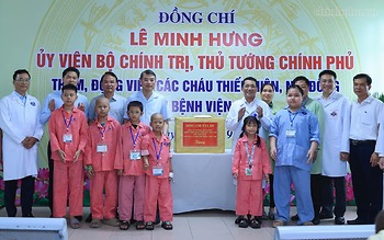 THỦ TƯỚNG TRAO QUÀ CỦA TỔNG BÍ THƯ, CHỦ TỊCH NƯỚC TÔ LÂM TẶNG CÁC BỆNH NHI UNG THƯ 