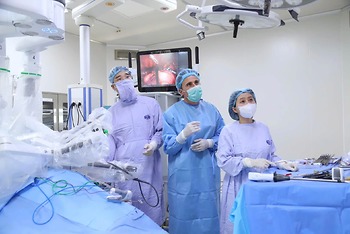 BỆNH VIỆN K PHỐI HỢP PHẪU THUẬT ROBOT THỰC QUẢN VÀ TRAO ĐỔI KINH NGHIỆM CÙNG CHUYÊN GIA HOA KỲ