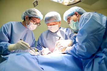 THÁNG 10 HỒNG BỆNH VIỆN K ĐỒNG HÀNH CÙNG BỆNH NHÂN UNG THƯ VÚ THỰC HIỆN PHẪU THUẬT TẠO HÌNH; CASE LÂM SÀNG PHẪU THUẬT “3 TRONG 1”: TẠO HÌNH VÚ BẰNG VẠT BỤNG, ĐẶT TÚI CÂN ĐỐI HAI BÊN