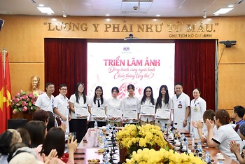 TRAO NƠ HỒNG - NHẬN YÊU THƯƠNG; TRIỂN LÃM ẢNH NHÂN DỊP 20/10 - ĐỒNG HÀNH CÙNG NGƯỜI BỆNH CHIẾN THẮNG UNG THƯ